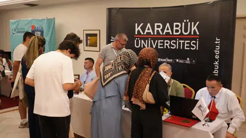Karabük Üniversitesi İzmirli gençlerin gelecek planlarını mercek altına aldı