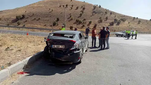 Ortalık savaş alanına döndü: İki otomobil çarpıştı, 8 kişi hastanelik oldu