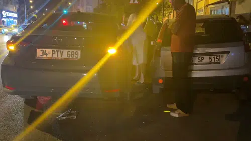 Eskişehir Akarbaşı'nda park halindeki araçlara çarpan sürücü ortalığı birbirine kattı