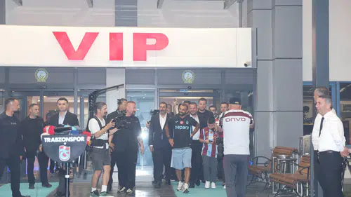 Trabzonspor dünya yıldızı Mohamed Salah’ı dev bir kalabalıkla karşıladı