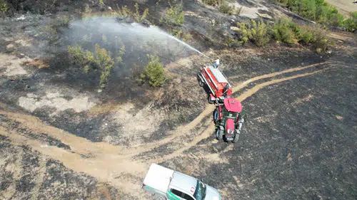 Sakarya’da makilik alan yanarken mahalleli tankerlerle yardıma koştu