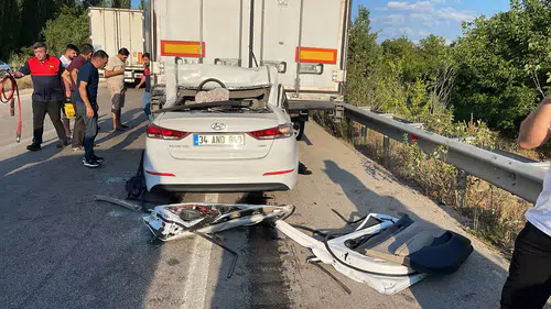 Tokat'ta yola çıkan otomobil TIR'a arkadan çarptı