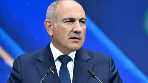 Nikol Paşinyan Ermenistan koltuğunu korumaya devam ediyor