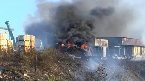 Tuzla’da otluk alanda başlayan yangın yatları küle çevirdi