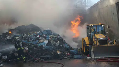 Gebze’de geri dönüşüm deposu yandı trafik kilitlendi
