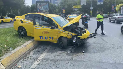 Bakırköy’de takla atan taksi trafiği kilitledi