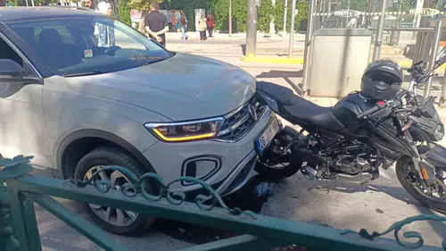 Tramvay Durağında Yayaya Yol Verdi, Arkadan Çarptılar