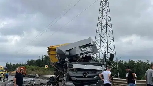 Şile yolunda iki tır kafa kafaya çarpıştı