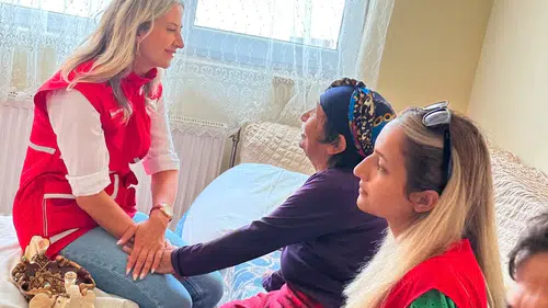 Karslı gönüllüler yaşlıların kapısını çalarak hayatlarını kolaylaştırıyor