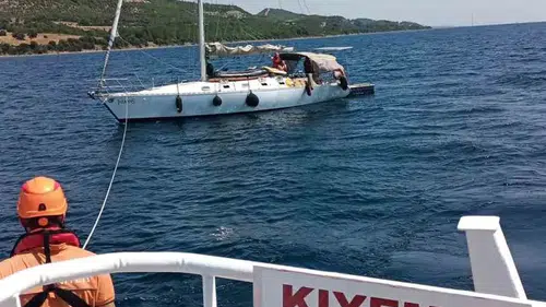 Çanakkale Boğazı’nda motoru bozulan tekne paniği
