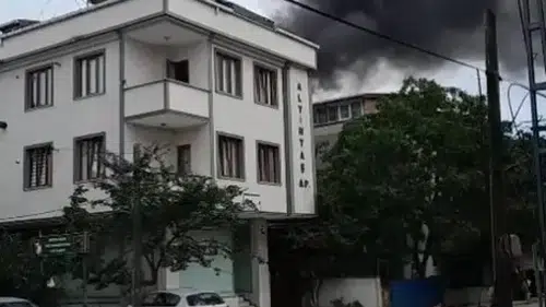 Arnavutköy'de tadilat sırasında çatı alevlere teslim oldu