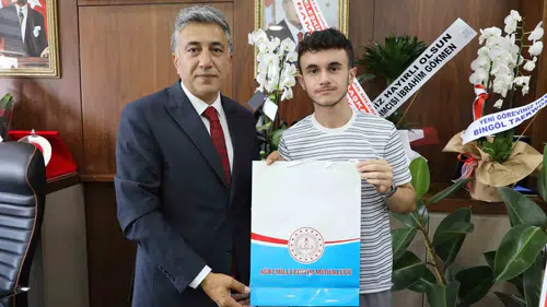Ağrılı öğrenci Türkiye ikinciliğiyle kürsüye çıktı