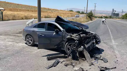 Elazığ’da araçlar çarpıştı altı kişi hastaneye kaldırıldı