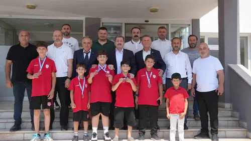 Samsunlu minik güreşçiler minderde fırtına gibi esti