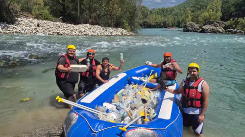 Beşkonak'ta rafting rehberlerinden doğa temizliği seferberliği
