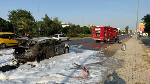Korku dolu anlar: Seyir halindeki otomobil bir anda ateş topuna döndü