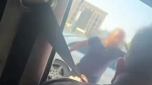 Bursa trafiğinde minibüs ve otomobil sürücüsü birbirine girdi