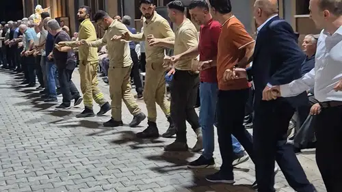 Eruh'ta yangınla mücadele eden ekipler soluğu düğünde aldı