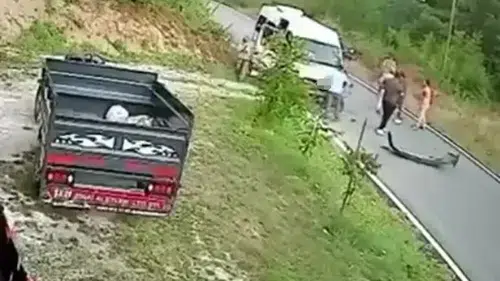 Zonguldak Ereğli yolunda servis ve otomobil çarpıştı