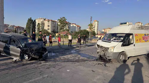 Kayseri'de trafik kazası iki aracı hurdaya çevirdi