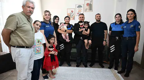 Vefa ziyaretinde gazi polisin eli öpüldü