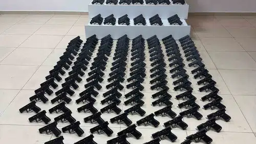 Konya polisinde büyük operasyon Kamyonette 236 ruhsatsız tabanca yakalandı