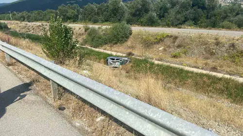 Tokat yolunda otomobil kanala uçtu Anne ve oğlu yaralandı