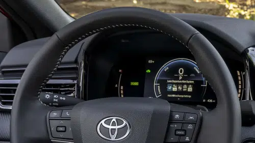 Toyota yarım milyon Camry modelini servise geri çağırıyor