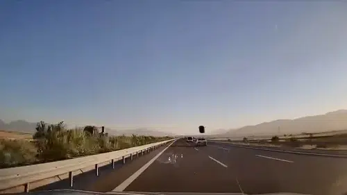 Otobanda uçan portbagaj sürücülere ecel terleri döktürdü
