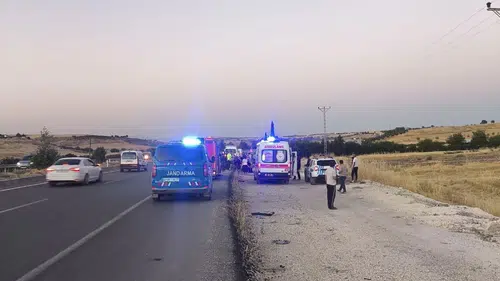 Adıyaman yolunda araç takla attı