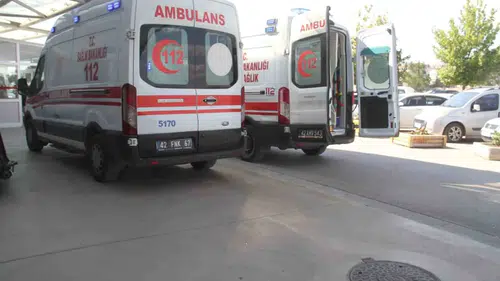 Beyşehir’de taksi anne ve 10 yaşındaki kızına çarptı