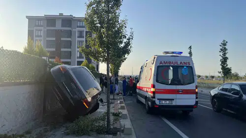 Çorlu'da sürücü kontrolü kaybetti araç duvarda asılı kaldı