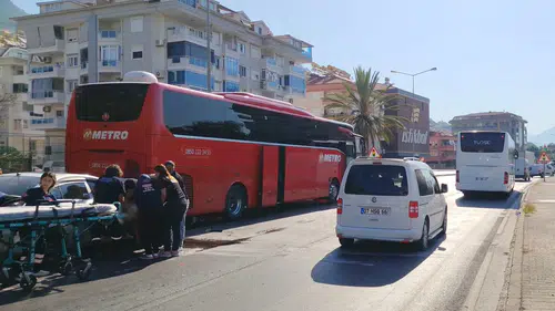 Alanya'da otobüsle çarpışan otomobilin sürücüsü hastanelik oldu