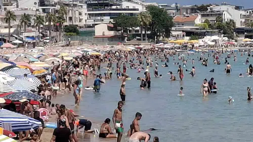 Didim sahillerinde yoğun kalabalık