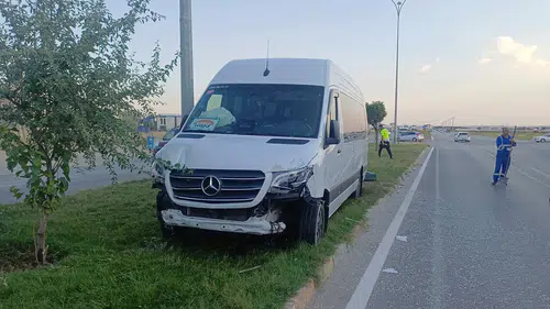 Metal fabrikası işçilerini taşıyan servis panoya çarptı