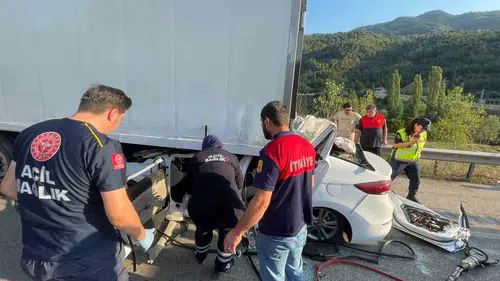 Tokat'ta tıra çarpan sürücü hayatını kaybetti