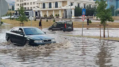 Erzurum’da aniden bastıran sağanak şehri kilitledi