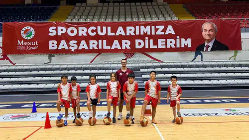 Kepezli çocuklar yazı sahada geçiriyor