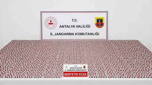 Antalya’da bir depoya baskın Binlerce hap bulundu