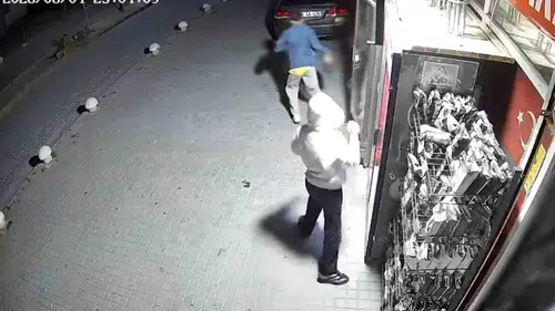 Sincan'daki markette çocukların içecek hırsızlığı kameraya yansıdı