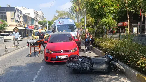 Manavgat trafiğinde dikkatsizlik bir motosiklet sürücüsünü hastanelik etti
