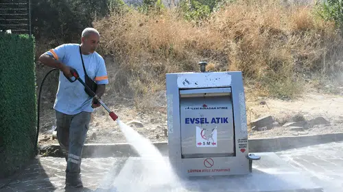Kuşadası yaz kalabalığına karşı temizlik vardiyasını artırdı