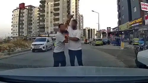 Adana trafiğinde testereli dehşet anları kameraya yansıdı