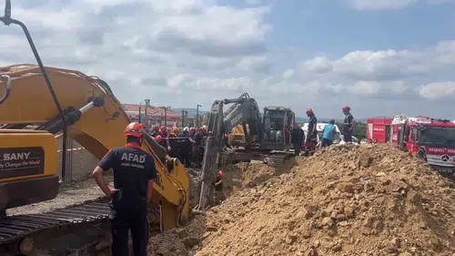 Tuzla'da inşaat alanında toprak kayması Bir işçi mahsur kaldı