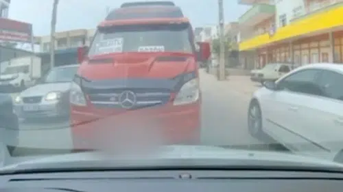 Mersin'de trafiği birbirine katan dolmuş şoförü yakayı ele verdi