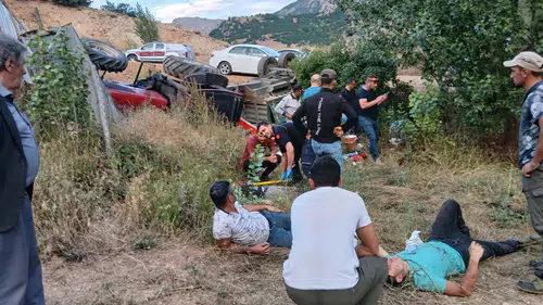 Suşehri'nde traktör şarampole yuvarlandı, 4 kişi yaralı