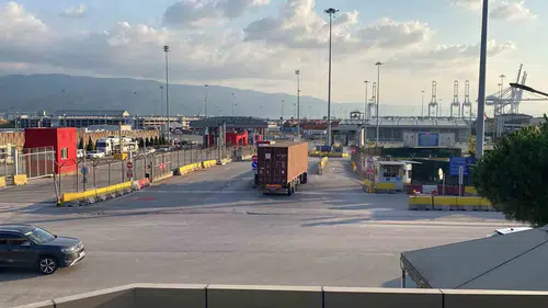 Kocaeli'de liman vinci operatörü görev başındayken yere çakıldı