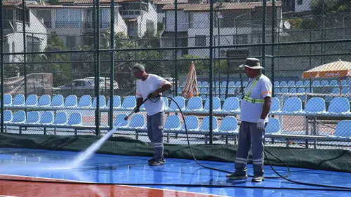 Kuşadası'nda tenis tutkunları için hijyen mesaisi
