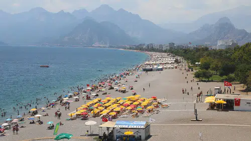Antalya kavurucu sıcakla tanıştı sahillere akın etti