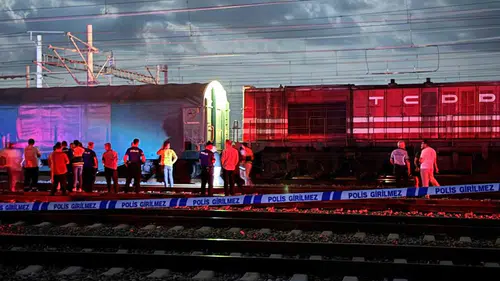 Vagonun üzerinde çalışan işçi elektrik akımına kapıldı, can verdi